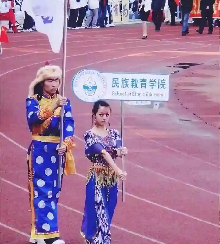 迪丽热巴小时候照片！长成这样，网友：有没有ZHeng一目了然