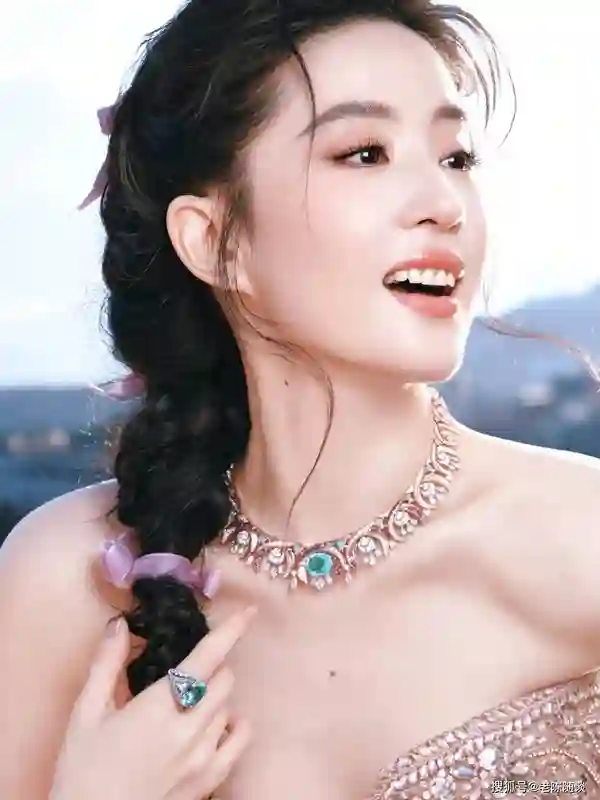 内娱颜值混战！为啥只有刘亦菲，越活越像人间清醒？
