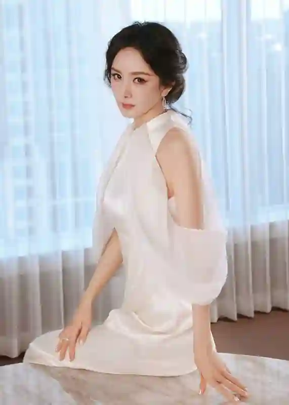 杨幂化身“白月光”美人！清新脱俗气质优雅