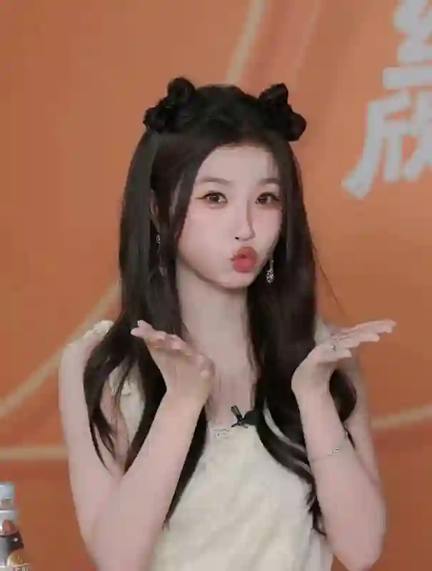 虞书欣蝴蝶结猫耳造型甜度超标！对镜比心嘟嘴萌化少女感拉满