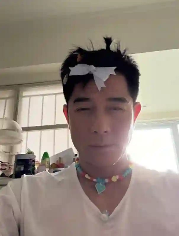 方媛带妈妈女儿外出用餐，穿修身裙孕肚凸起明显，四肢依旧纤细