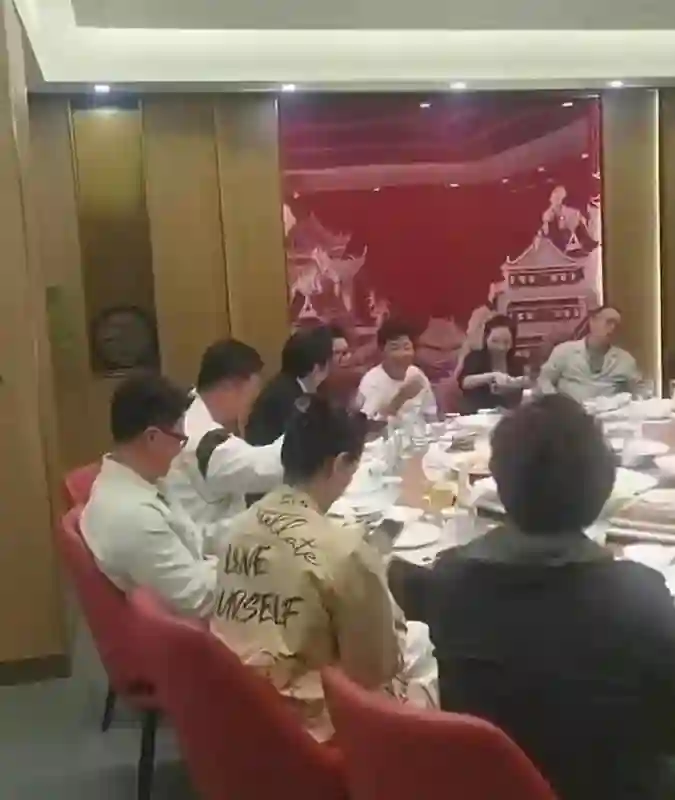 章子怡娇俏，乌尔善带妻子来吃饭，肖央喝整瓶啤酒，陈凯歌领杯！