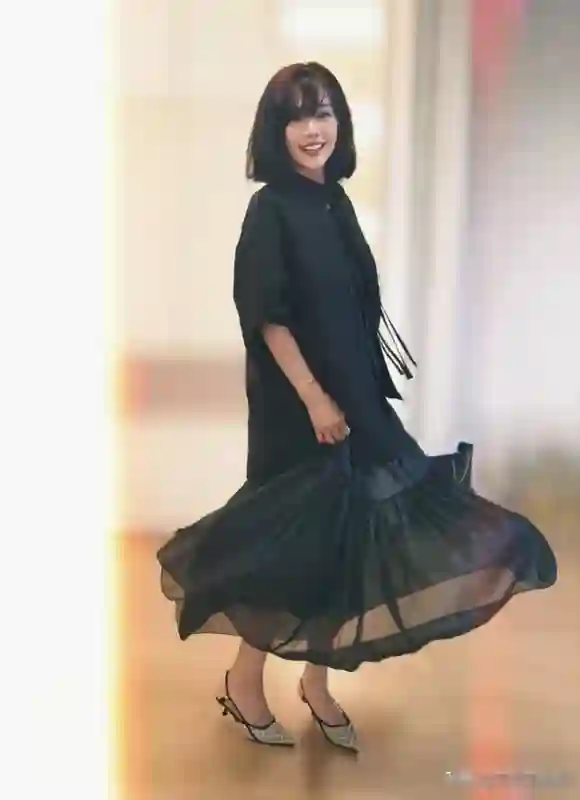 54岁陈松伶晒近照，瘦身美颜焕发青春，气质似年轻时重现