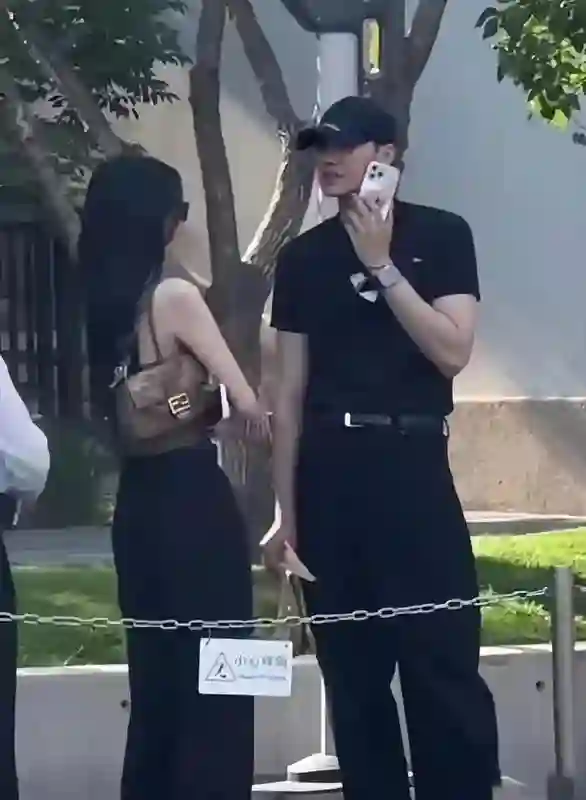 孙怡离婚后陪大佬看秀，资源断崖式下跌太扎心