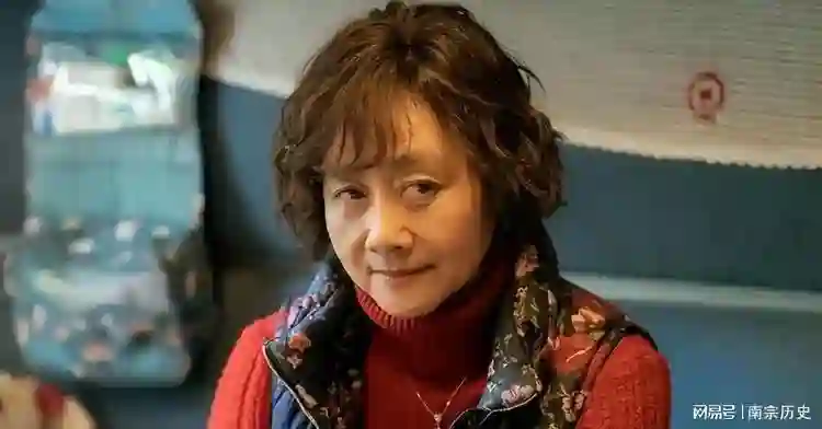 荧幕上的好母亲，现实却干涉儿子的一切，儿子宁愿睡桥洞也不回家