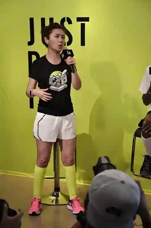 43岁任家萱带亲妹参加好友婚礼，穿超短裙露大腿，烧伤疤不明显了