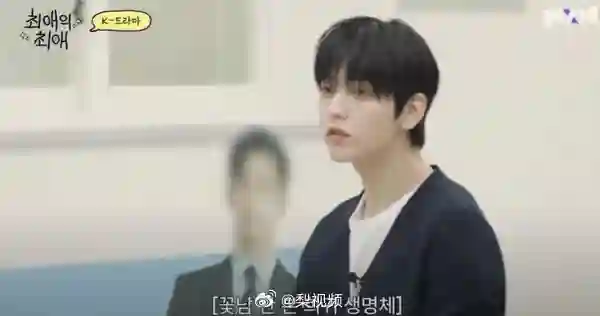 继被GD节目抹除后，金秀贤海报再被节目组打码