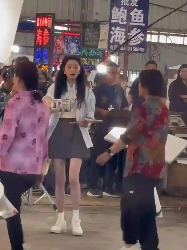 关晓彤现身山东农贸市场，发传单无人理，颜值是真的开始下滑