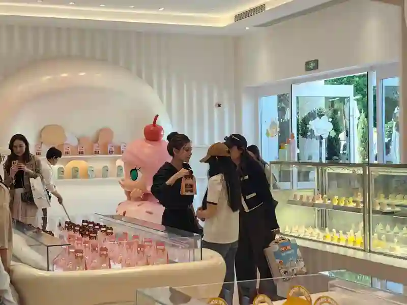 马筱梅携小玥儿现身甜品店，低声交谈十分低调