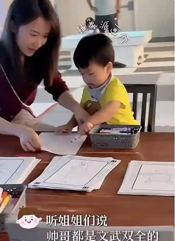 李念带三胎儿子游乐场疯玩，宝贝白白胖胖萌态百出，长得超像妈妈