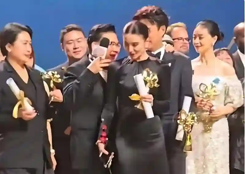 咸猪手、占C位：一张合照戳破白玉兰这晚的温情，难怪刘亦菲缺席