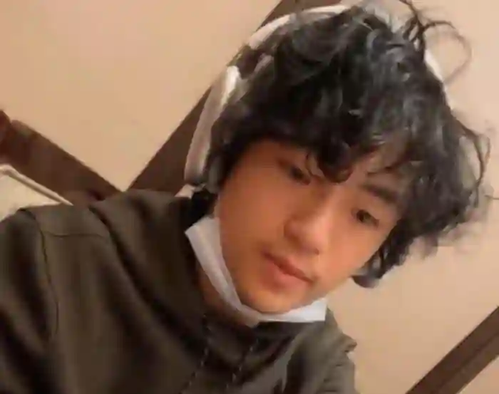 谢霆锋长子太硬核!摔断手腕笑对伤痛,学霸+运动狂魔颠覆