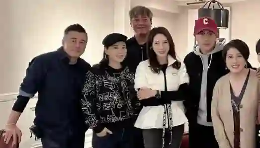 50岁刘恺威回香港过年，穿灰色卫衣参加聚会太时髦，低调简约却帅气十足！
