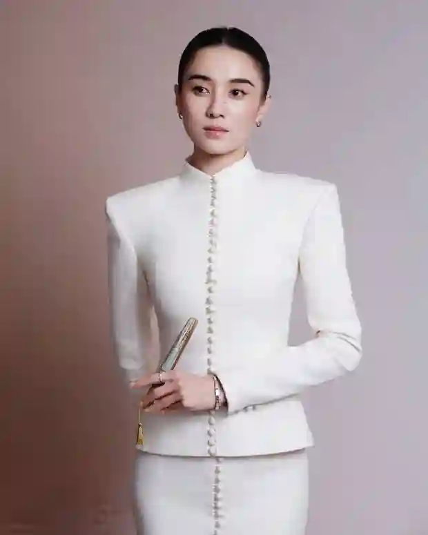 宋佳白礼服造型尽显成熟优雅，淡然眼神衬从容佳态