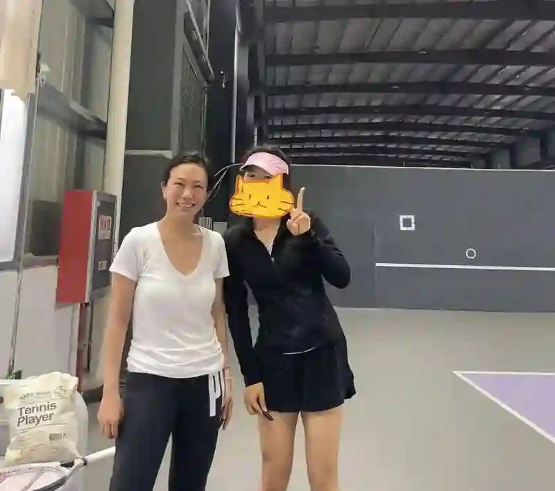 萧敬腾夫妇网球馆打球，她51岁林有慧初显老态，穿白T胸部下垂明显