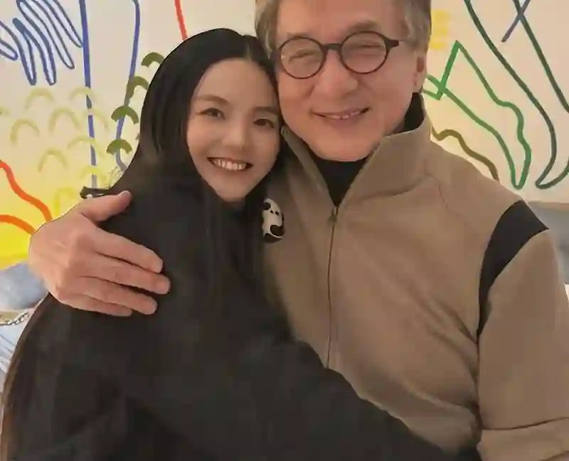 71岁成龙亲密照曝光，年轻时“花边”轶事，情感生活大揭秘