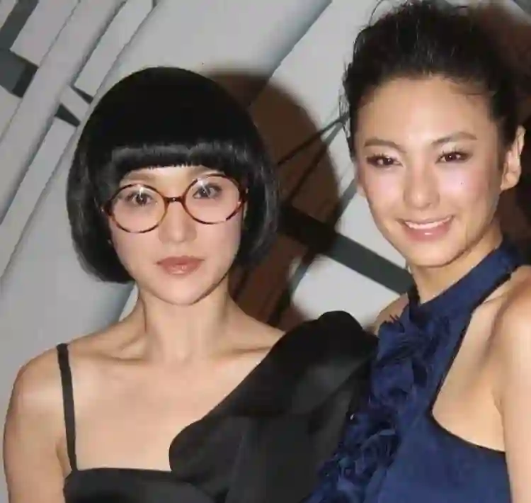 周迅又矮又瘦到底算不算美女？看她年轻照片，才知美人在骨不在皮