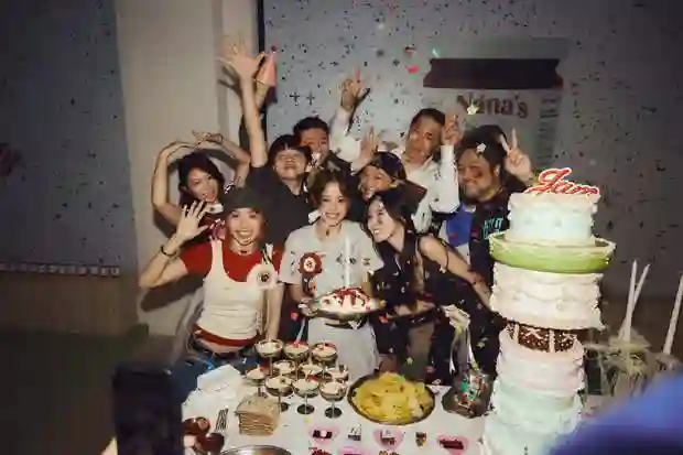 欧阳娜娜 25 岁生日照甜度爆表！麻花辫配蝴蝶结笑眼弯弯