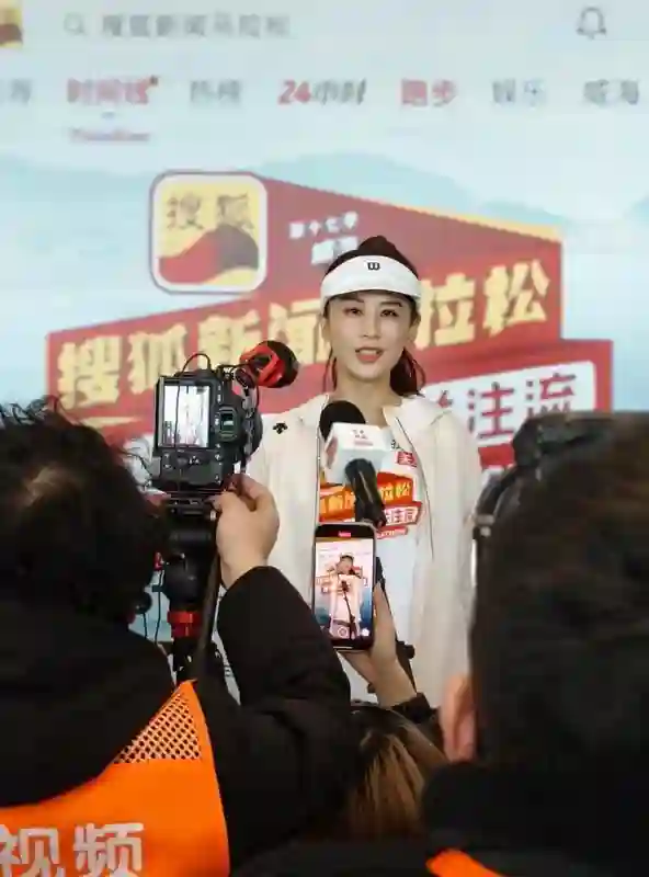 黄圣依近况曝光，打扮一言难尽，裙摆全是褶，网友：像穿了个麻袋