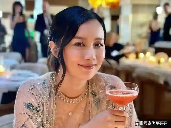 她一婚嫁富二代，二婚嫁老外，如今43岁儿女双全很幸福