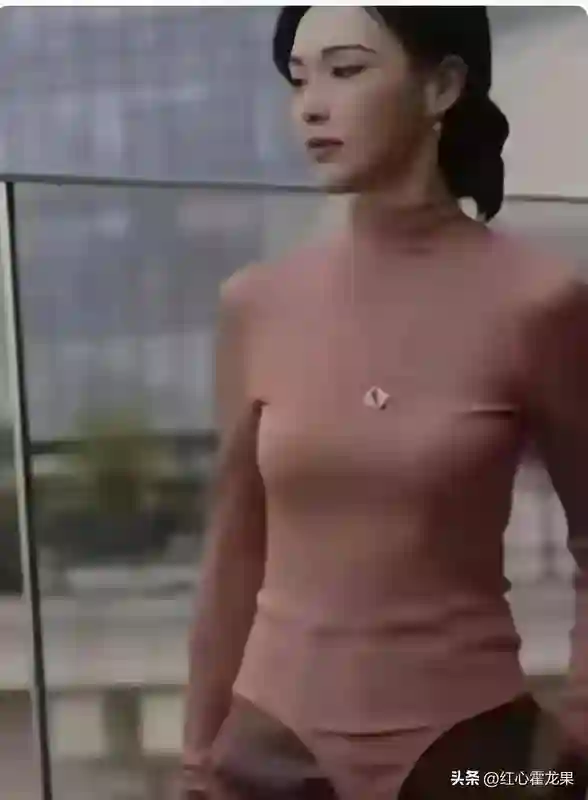 唐嫣40岁国外穿搭惊艳引争议，网友纷纷评论…