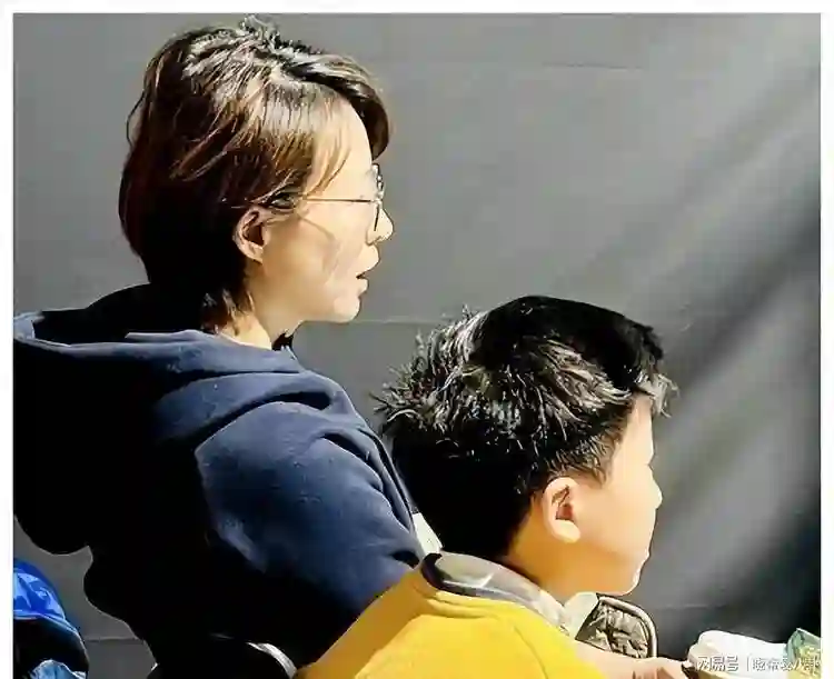 董卿52岁近况曝光，走路需助理搀扶引发健康担忧