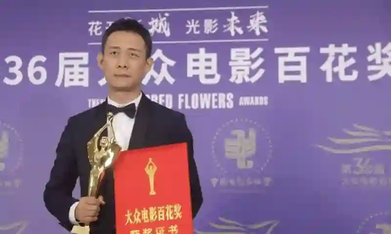贾玲百花获奖张小斐落泪！相识11年，合作电影总票房超54亿！娱乐圈也有真友谊