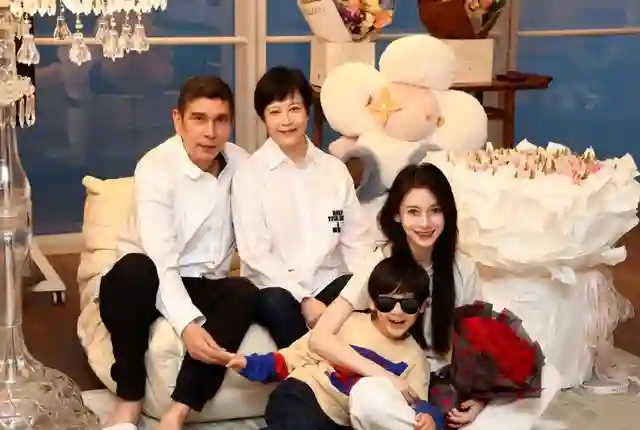 baby祖孙三人回香港，妈妈背LV好年轻，小海绵腿真长连背影都很帅