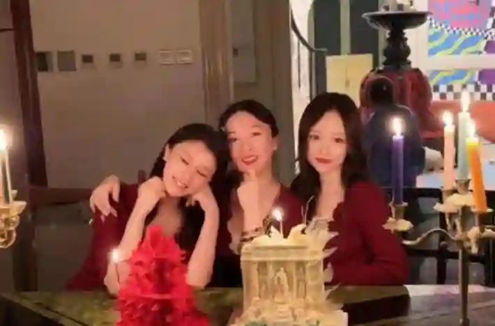 霍思燕李小璐带娃聚餐，甘薇离婚后笑容满面，三人全开百万豪车