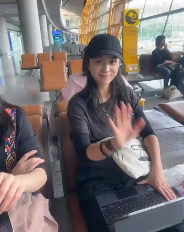 46岁汤唯在北京机场，坐大厅候机很随和，素颜眼镜耷拉皱纹明显