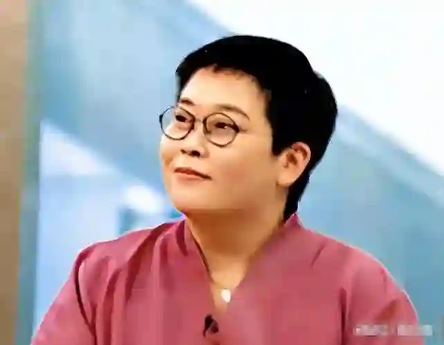 至今大龄未婚的12位主持人，个个才华横溢红极一时，哪位最可惜