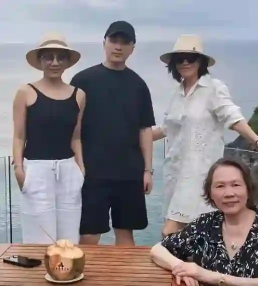 59岁金像影后刘嘉玲晒全家福，侄子大概率继承10亿财产