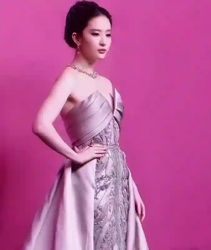 同样被陈金飞力捧，杨采钰与刘亦菲，差距为何如此明显？