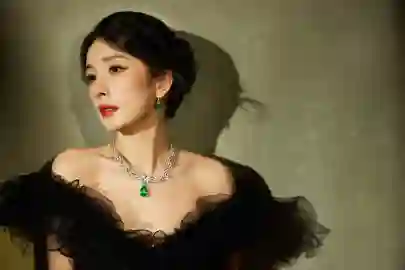 杨幂穿黑裙戴绿宝石项链 光影间演绎奢华贵气