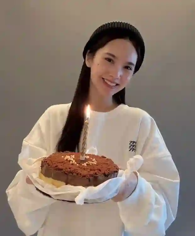 陈妍希杨丞琳同框比耶庆生，笑容灿烂尽显闺蜜情