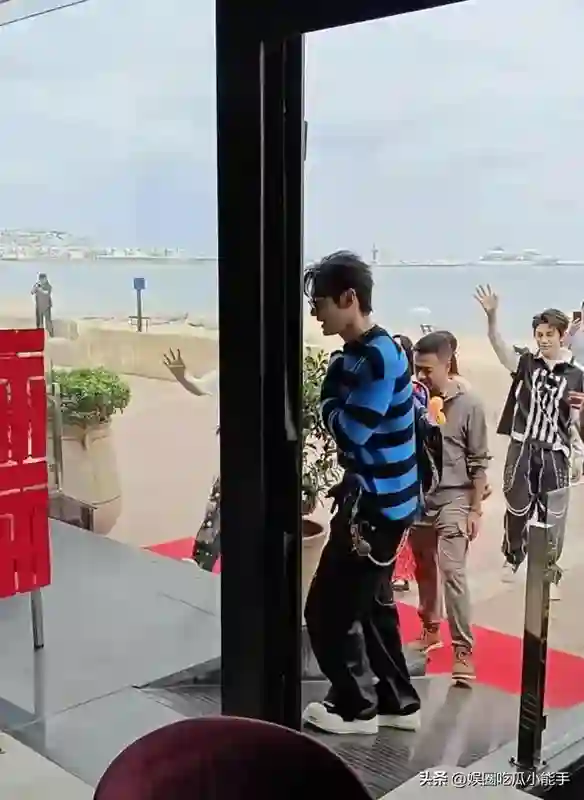 中餐厅9路透，黄晓明条纹衫厚底鞋打扮帅气，被吐槽是老人装年轻