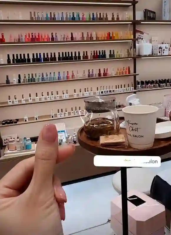 郭嘉文开美甲店生意火爆，在维港豪宅内宴请宾客，李泽楷未现身