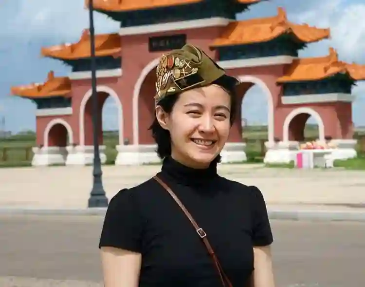 嫁大13岁名导被捧红，丈夫病逝后不愿再演戏，今55岁未婚无子嗣