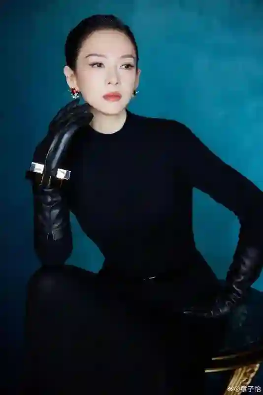 华表奖这一夜，被笑不露齿的章子怡惊艳，不穿暴露礼服却艳压群芳