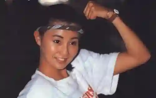 息影21年，60岁张曼玉近况曝光：独居贫民区，穿19元地摊货，不婚无子，活得太飒了！