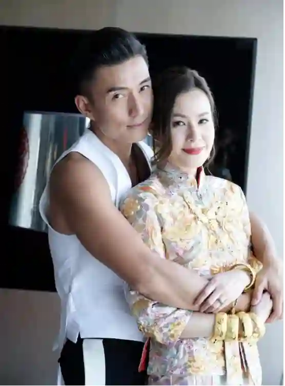 TVB视帝晒全家福，力破婚变传闻，曾不戴婚戒夜蒲被猜测夫妻离婚