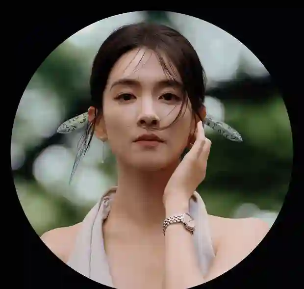 陈昊宇挂脖吊带造型惊艳，白色发钗加持尽显古韵风情