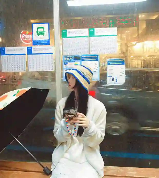 鞠婧祎戴圆帽漫步街头 眨眼瞬间甜度爆表