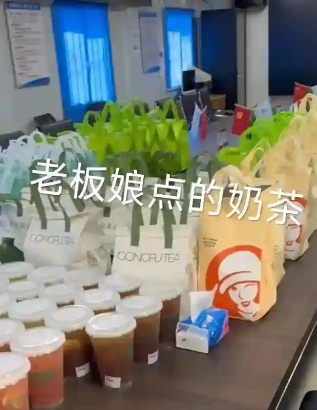 章泽天回国视察深圳京东项目！礼服造型惊艳全场，何超莲抢着合影