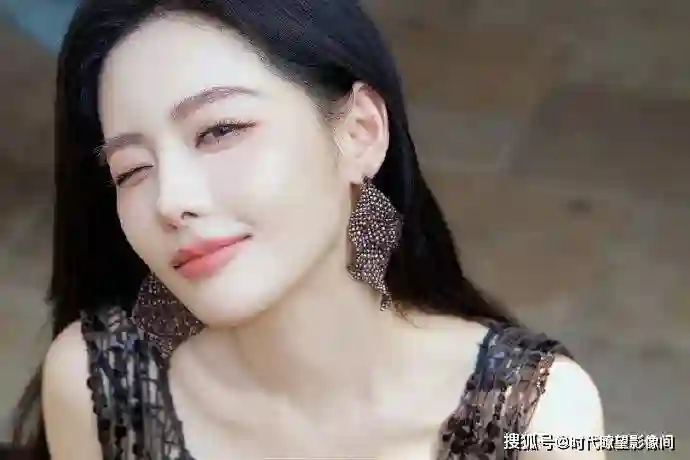 张嘉倪晒活动照宣告强势复出，绝美妆造惊艳众人，嘟嘴卖萌少女感爆棚