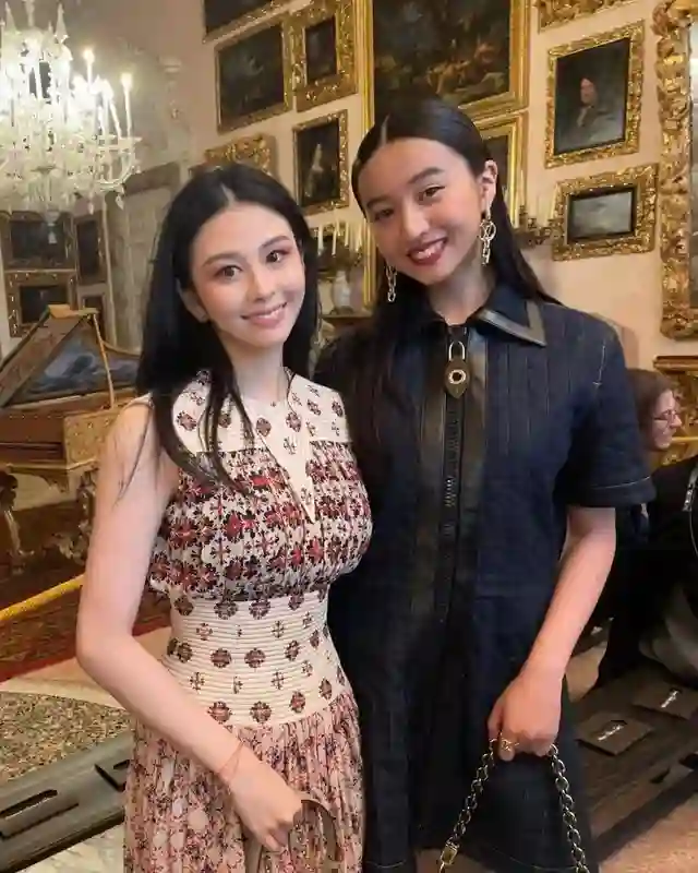 56岁邱淑贞与22岁女儿同框，母女感情深厚，气质令人惊艳