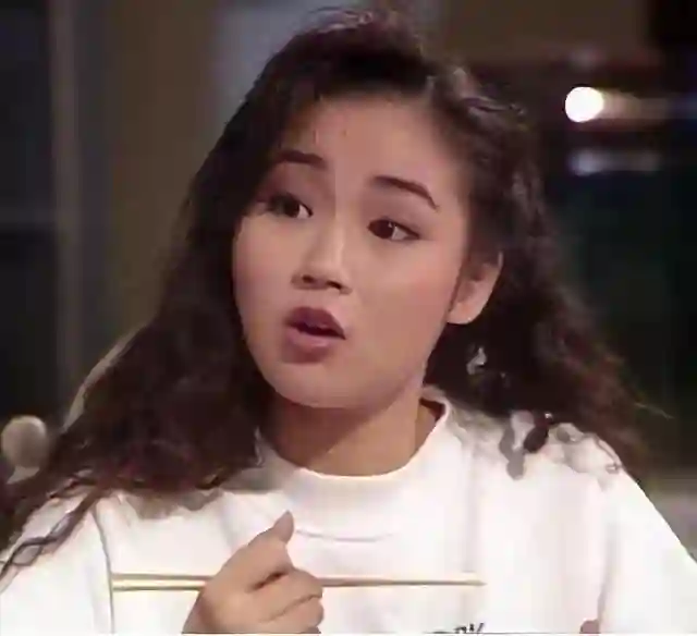 万绮雯现状：55岁肤白貌美无儿女，和丈夫长住内地，义子长得很帅