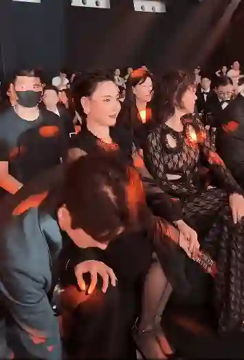 59岁刘嘉玲与45岁张柏芝同台，二人表情不自然，眼神也无过多交集