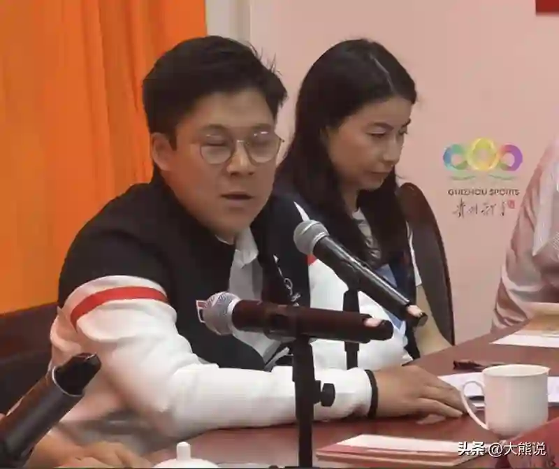 郭晶晶儿子罕见露脸，被夸外国帅哥范儿，跟妹妹三人共用一张脸