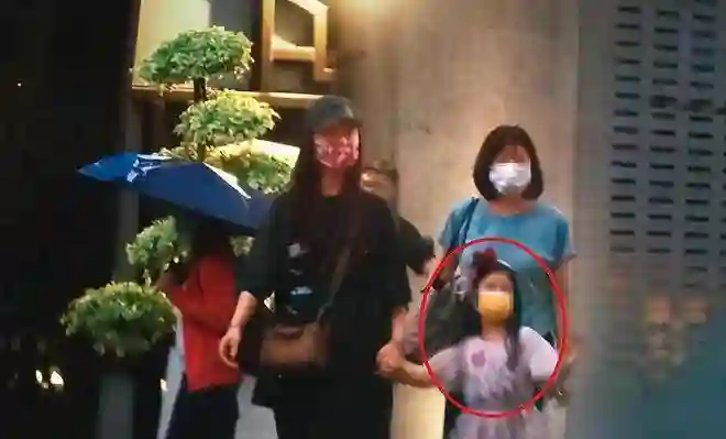 林心如霍建华带女儿出门，霍建华变成“女儿控”，8岁小海豚可爱